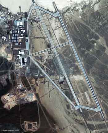 L’Area 51, a poco più di un’ora di auto a nord-ovest di Las Vegas in Nevada, è la base aerea della quale il governo non riconosce neanche l’esistenza ma dove gli esperti di Ufo ritengono che siano nascosti, dalla fine degli Anni 40, dischi volanti e corpi di extraterrestri.