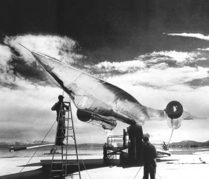 Nella foto: un prototipo capovolto dell'aereo spia A-12 sta per essere sottoposto a un test radar nella base Area 51 alla fine degli anni Cinquanta 