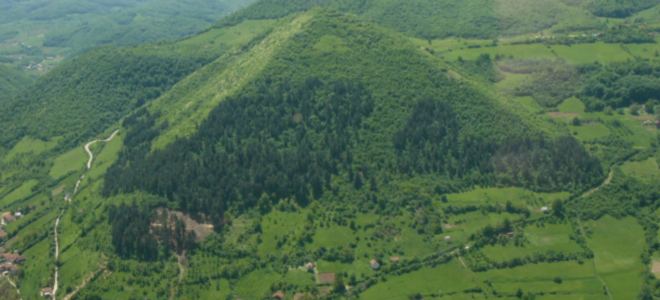 Piramidi simili a quelle egizie sono state scoperte in una remota area montagnosa dell'Uzbekistan. Sono alte fino a 15 metri e risalgono a circa 2.500 anni fa. In Australia invece, grandi civiltà occidentali hanno eretto alcune strutture piramidali.