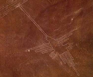 Il colibrì è uno dei geoglifi più famosi della piana di Nazca, soprattutto per le sue proporzioni armoniose. La distanza tra gli estremi delle sue due ali è di 66 metri ed è lungo 94 m.