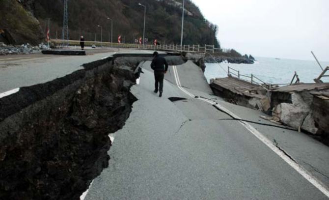 Turchia crolla un tratto di strada