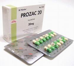 Anche alla storia del Prozac, prodotto dalla casa farmaceutica di George Bush, la Eli Lilly, fa da sfondo alla malvagità degli Illuminati che impongono alla popolazione una sostanza che sopprime le sue fa­coltà mentali. 